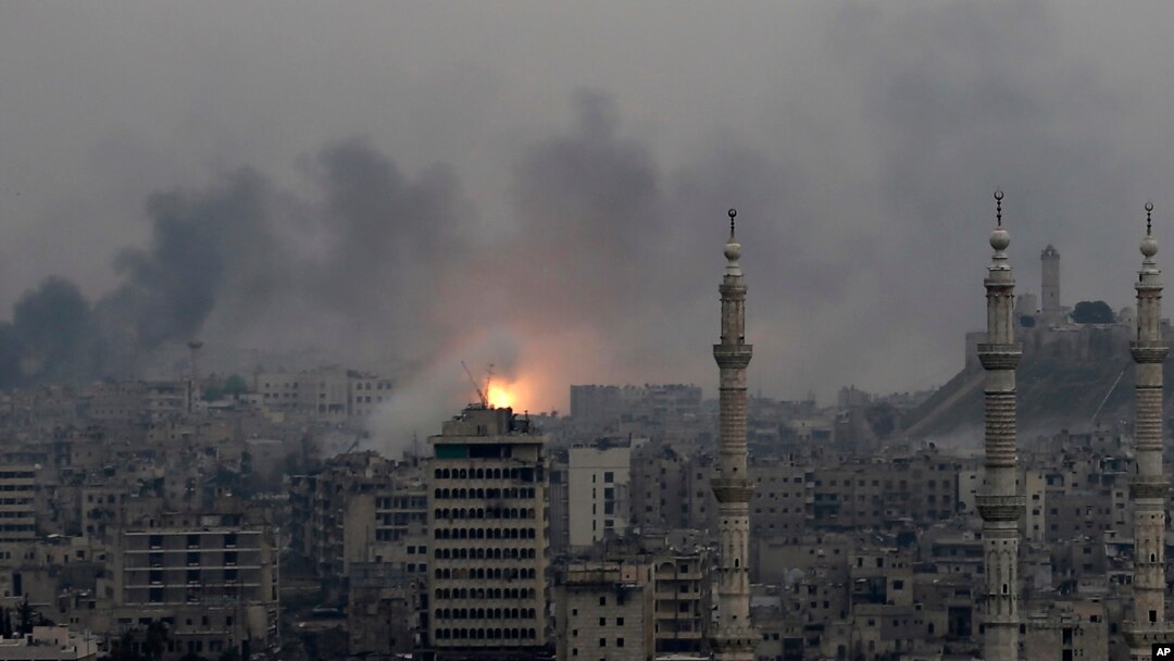 Serangan udara pasukan Suriah menghantam posisi pemberontak di Aleppo, Senin (5/12).