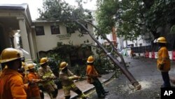 香港消防員清理韋森特颱風留下的破壞