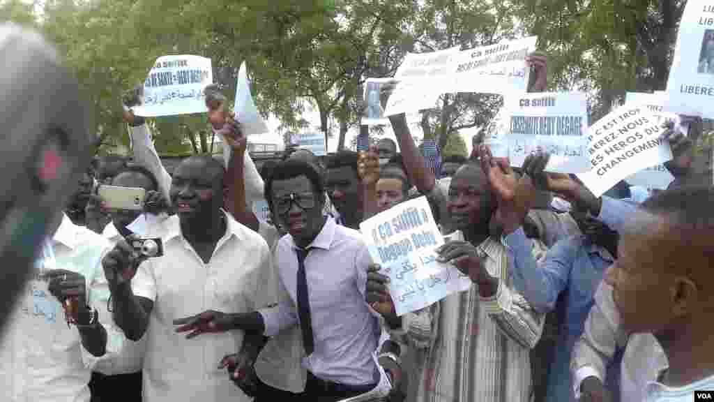 Des jeunes ont manifestés devant le tribunal de grande instance de N'Djamena lors de la comparution de 5 leaders de la société civile arrêtés, le 7 avril 2016.