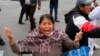Reaksi seorang perempuan saat bentrok antara pendukung mantan presiden Bolivia Evo Morales dan anggota pasukan keamanan di La Paz, Bolivia, 13 November 2019.