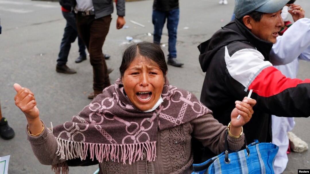 Reaksi seorang perempuan saat bentrok antara pendukung mantan presiden Bolivia Evo Morales dan anggota pasukan keamanan di La Paz, Bolivia, 13 November 2019.