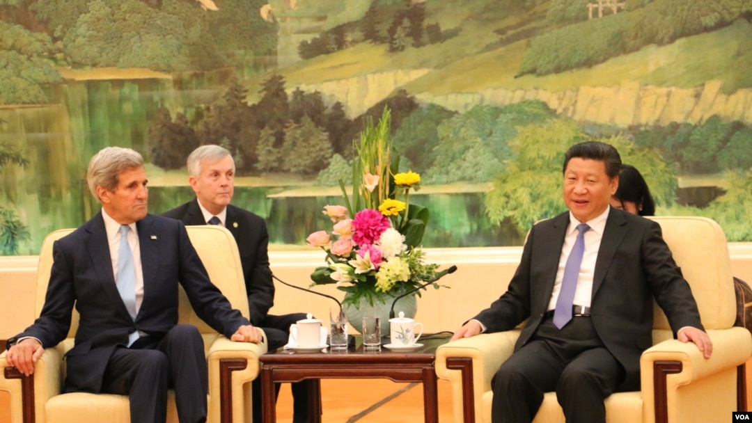 Menteri Luar Negeri Amerika John Kerry bertemu Presiden China Xi Jinping hari Minggu, 17 Mei 2015. (VOA) 