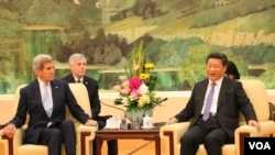 Menteri Luar Negeri Amerika John Kerry bertemu Presiden China Xi Jinping hari Minggu, 17 Mei 2015. (VOA) 