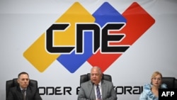 Elvis Amoroso, presidente del CNE venezolano, junto a otros rectores del organismo, habla durante la firma de un acuerdo entre candidatos a la presidencia, en Caracas, el 20 de junio de 2024.