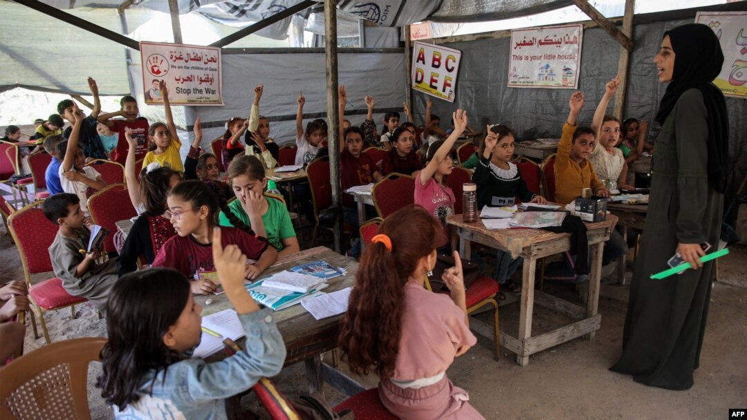 Sejumlah anak-anak mengikuti pembelajaran di kelas yang didirikan di tenda-tenda buatan di Jabalia, utara Jalur Gaza, pada 8 September 2024. (Foto: AFP/Omar Al-Qattaa)