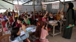 Sejumlah anak-anak mengikuti pembelajaran di kelas yang didirikan di tenda-tenda buatan di Jabalia, utara Jalur Gaza, pada 8 September 2024. (Foto: AFP/Omar Al-Qattaa)