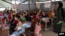 Sejumlah anak-anak mengikuti pembelajaran di kelas yang didirikan di tenda-tenda buatan di Jabalia, utara Jalur Gaza, pada 8 September 2024. (Foto: AFP/Omar Al-Qattaa)