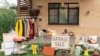 한 주택 마당에서 ‘차고 세일(garage sale)’을 하고 있는 모습.