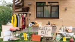한 주택 마당에서 ‘차고 세일(garage sale)’을 하고 있는 모습.
