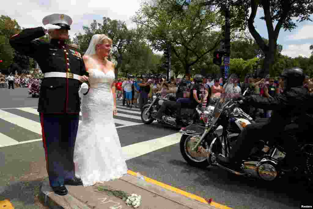 Tim Chambers, aka Lone Marine, cumprimenta todos os anos a passeata de mota, Rolling Thunder, em Washington DC. Este ano trouxe a sua noiva Lorraine Heist