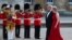 Thủ tướng Anh Theresa May và Tổng thống Mỹ Donald Trump duyệt hàng quân dàn chào tại Dinh Blenheim ngày 12/7/2018.