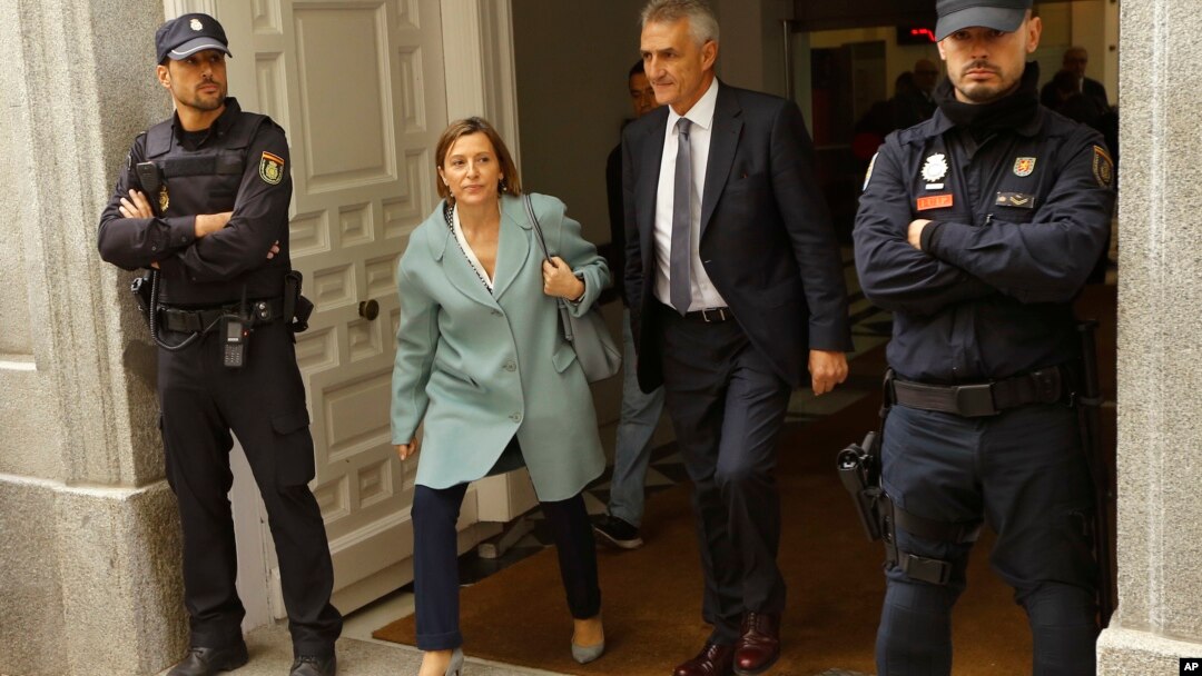 Mantan ketua Parlemen Catalonia, Carme Forcadell (kedua dari kiri) meninggalkan pengadilan Spanyol usai menjalani sidang hari Kamis (2/11) lalu. 