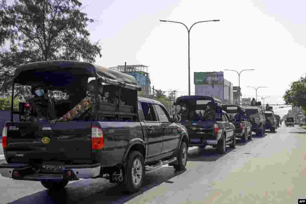 မန္တလေးမြို့ရှိ လမ်းတခုတွင် စစ်ကားများ လှည့်လည်သွားလာနေသည့် မြင်ကွင်း။ (ဖေဖော်ဝါရီ ၀၂၊ ၂၀၂၁)