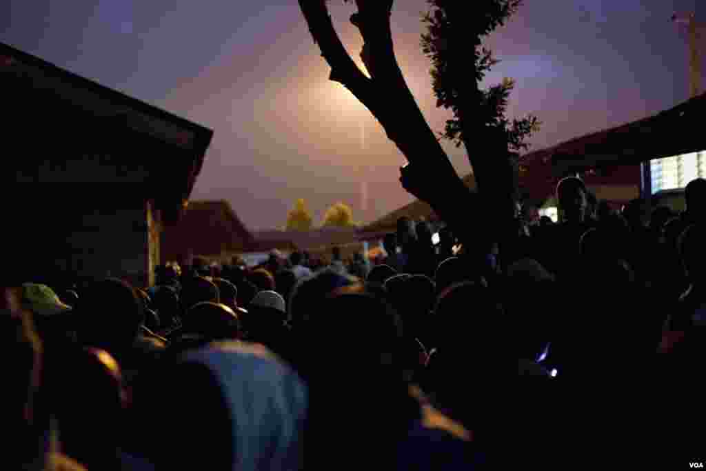 Thousands waited in the dark outside the Olympic primary school for the polls to open at 6 am Monday morning, March 4, 2013. (R. Gogineni/VOA)