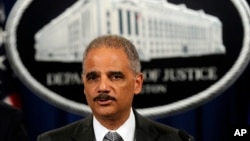 El fiscal general, Eric Holder, instruyó al Departamento de Justicia para concertar una autopsia del cuerpo de Michael Brown.