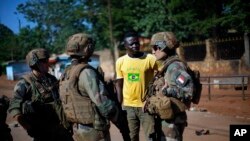 Tentara penjaga perdamaian Perancis berbicara dengan warga lokal di Bangui, Republik Afrika Tengah. (Foto: Dok)