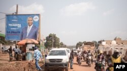 Une affiche pour la République centrafricaine sortante Faustin Archange Touadera, intronisée dans une rue de Bangui le 5 janvier 2021.