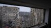 Petugas penyelamat membersihkan puing-puing dari sebuah gedung apartemen yang hancur dalam serangan roket Rusia di tenggara kota Dnipro, Ukraina, Senin, 16 Januari 2023. (AP/Evgeniy Maloletka)
