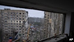 Фото: рятувальники розбирають завали після ракетного обстрілу Дніпра з боку РФ, 16 січня 2023 року