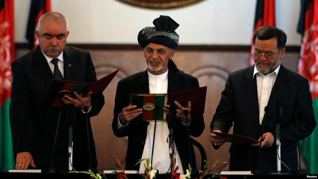 Afg'oniston Prezidenti Ashraf G'ani (markazda) Vitse-prezident general Abdurashid Do'stum (chapda) bilan, Kobul, 29-sentabr, 2014-yil.