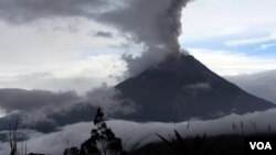 El reporte del Instituto Geofísico indica que se observan emisiones de columnas de ceniza de hasta tres kilómetros sobre el cráter.