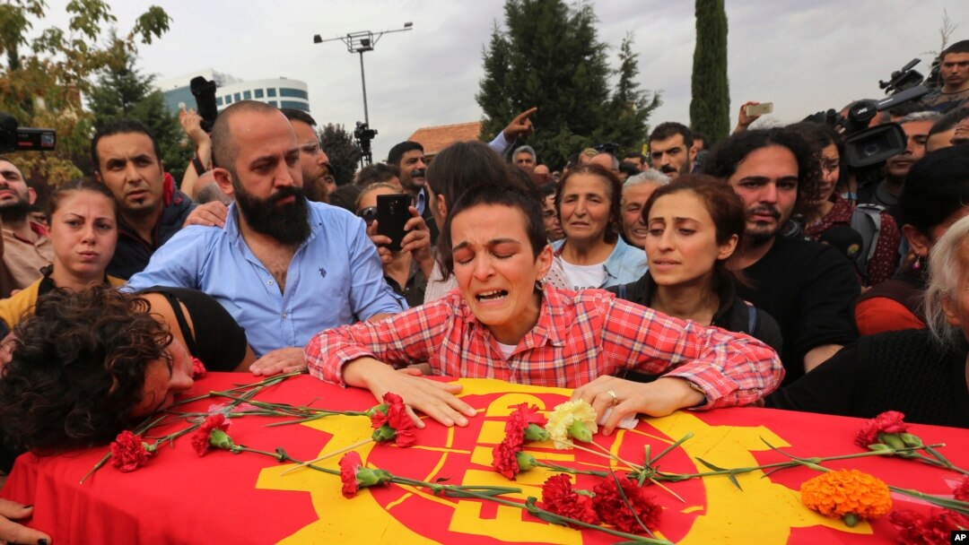 Keluarga Korkmaz Tedik (25), salah satu korban pemboman di Ankara, dalam proses pemakaman di Pir Sultan Abdal Cemevi, Turki (11/10).