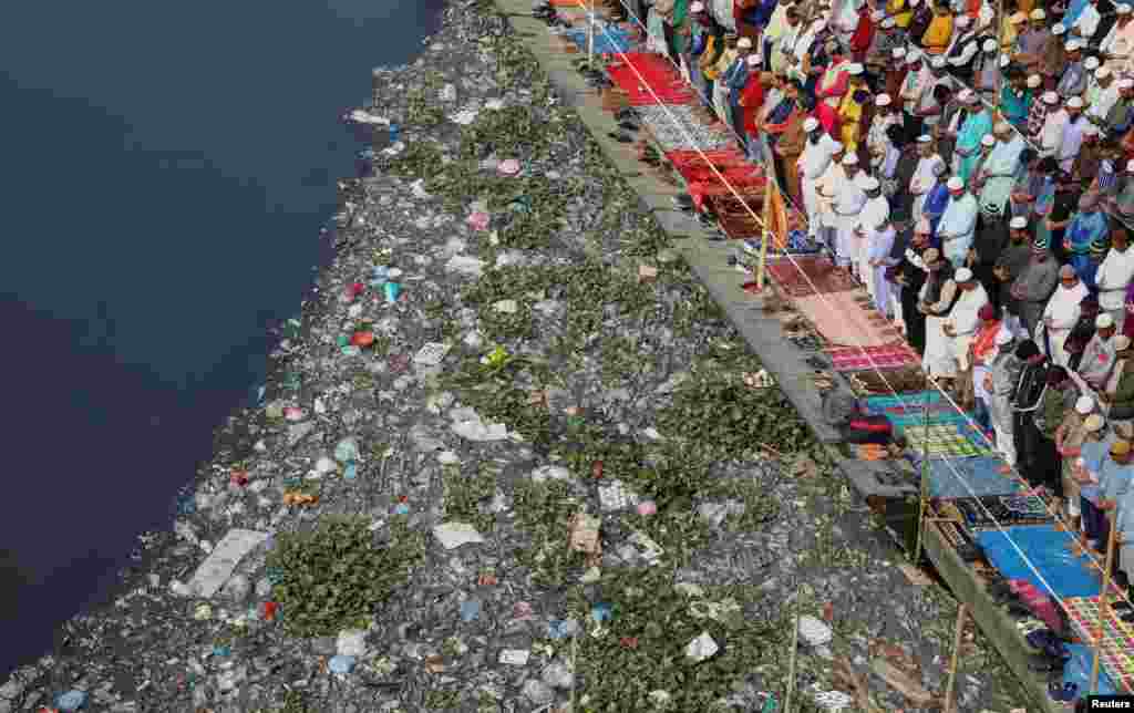 Muslims from around the world perform Friday prayer on a makeshift bridge during Bishwa Ijtema, which is considered the world&#39;s second-largest Muslim gathering after haj, in Tongi, on the outskirts of Dhaka, Bangladesh.