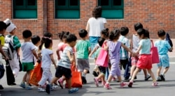 지난 2009년 7월 부모와 함께 북한을 탈출해 한국에 온 탈북민 어린이들이 학교 수업을 마치고 한국의 북한이탈주민 정착 지원 시설인 하나원으로 복귀하고 있다. (자료사진)