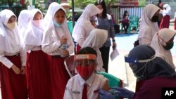 Vaksinasi anak sekolah di Jakarta, 25 Agustus 2021. (AP Photo/Achmad Ibrahim).