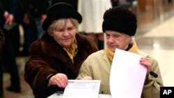 러시아 대선 투표가 시작된 가운데 4일 모스크바에 마련된 한 투표소를 찾은 유권자들