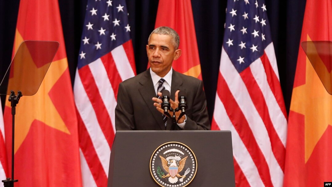 Perezida wa Amerika, Barack Obama ariko ashikiriza ijambo mu ngoro y'amakoraniro, mu gisagara ca Hanoi, mu gihugu ca Vietnam, ku musi wa mbere, italiki 24, ukwezi kwa gatanu, umwaka w'i 2016