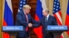 Presiden AS Donald Trump (kiri) dan Presiden Rusia Vladimir Putin berjabat tangan sebelum menghadiri konferensi pers bersama setelah pertemuan di Istana Kepresidenan di Helsinki, pada 16 Juli 2018. (Foto: AFP)