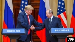 Presiden AS Donald Trump (kiri) dan Presiden Rusia Vladimir Putin berjabat tangan sebelum menghadiri konferensi pers bersama setelah pertemuan di Istana Kepresidenan di Helsinki, pada 16 Juli 2018. (Foto: AFP)