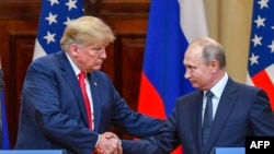 Tổng thống Mỹ Donald Trump (trái) bắt tay Tổng thống Nga Vladimir Putin trước khi tham dự cuộc họp báo chung sau cuộc gặp tại Dinh Tổng thống ở Helsinki, Phần Lan, ngày 16/7/2018.