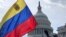 Un venezolano ondea la bandera de Venezuela en las inmediaciones del Congreso de EEUU, en Washington. 