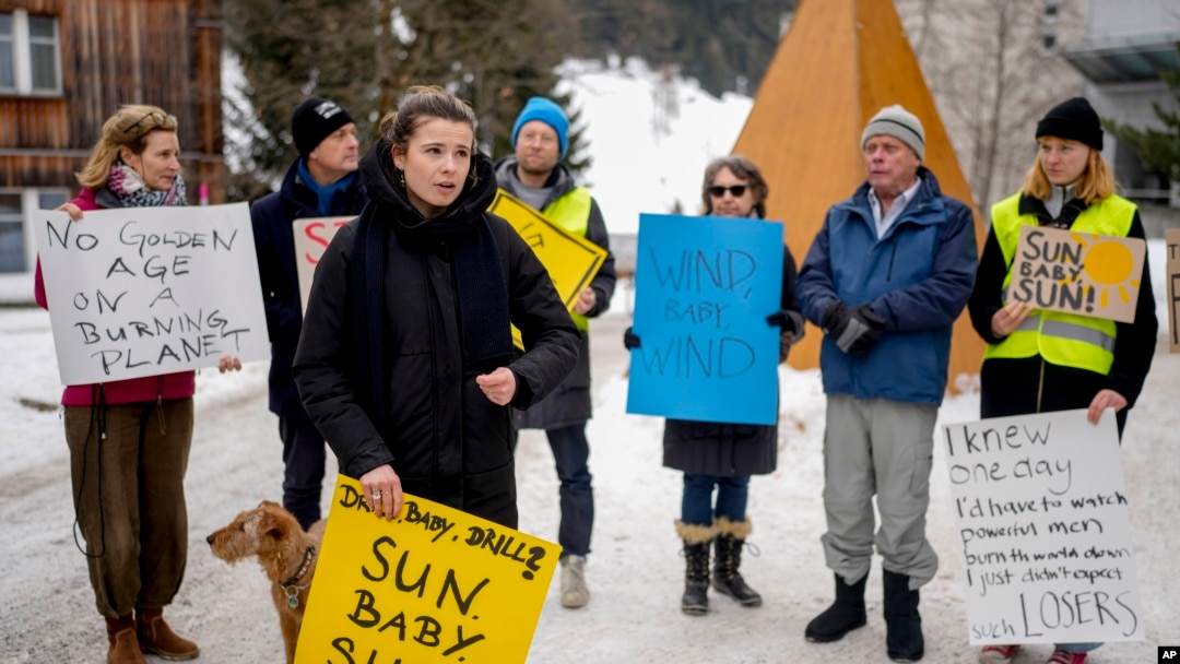 La activista climática Luisa Neubauer, al frente, participa en una pequeña protesta en la Reunión Anual del Foro Económico Mundial en Davos, Suiza, e 22 de enero de 2025.