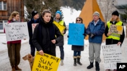 La activista climática Luisa Neubauer, al frente, participa en una pequeña protesta en la Reunión Anual del Foro Económico Mundial en Davos, Suiza, e 22 de enero de 2025.