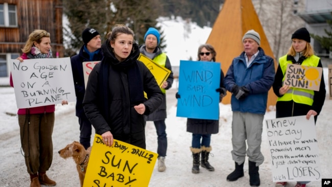 La activista climática Luisa Neubauer, al frente, participa en una pequeña protesta en la Reunión Anual del Foro Económico Mundial en Davos, Suiza, e 22 de enero de 2025.
