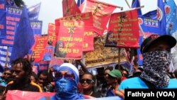 Belasan ribu buruh dari berbagai serikat pekerja memperingati hari buruh internasional atau yang akrab disebut May Day dengan melakukan unjuk rasa di depan Istana Negara, Jakarta, Senin, 1 Mei 2017. (VOA/Fathiyah Wardah)