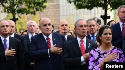 Mantan Walikota Rudy Giuliani (dua dari kiri) dan walikota New York Michael Bloomberg (dua dari kanan) menghadiri upacara peringatan 12 tahun peristiwa 11 September di World Trade Center di New York (11/9).