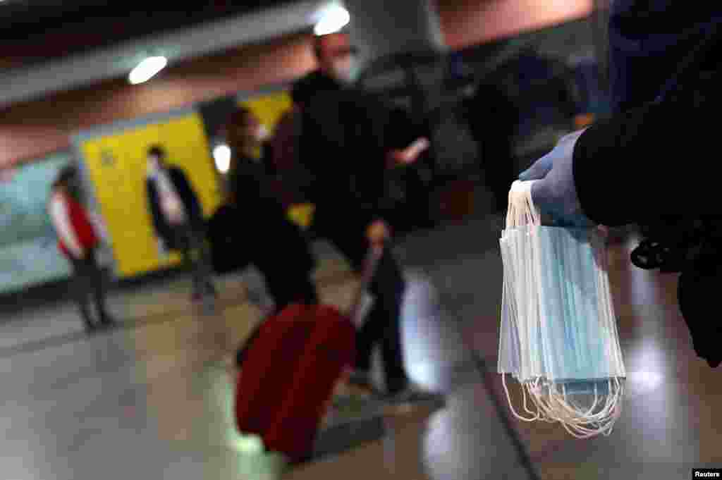 Los tapabocas o mascarillas se han vuelto comunes entre las personas. En España, el lunes comenzaron a integrarse a sus empleos miles de trabajadores de la construcción y del sector industrial.