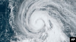 Esta imagen de satélite proporcionada por el Centro Nacional de Huracanes de Estados Unidos (NHC, por sus siglas en inglés) muestra el huracán Kirk, el 2 de octubre de 2024 en el Océano Atlántico. (NOAA vía AP)