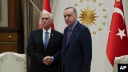آقای پنس و هیئت آمریکایی با اردوغان رئیس جمهوری ترکیه در آنکارا دیدار کردند. 