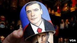 Boneka tradisional Rusia, Matryoshka, bergambar PM Vladimir Putin dan Presiden Medvedev menjadi souvenir di St.Petersburg menjelang pemilu Rusia (foto: dok).