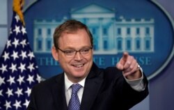 El asesor económico de Trump, Kevin Hassett, hace un gesto mientras habla durante una conferencia de prensa en la Casa Blanca en Washington, EE.UU.