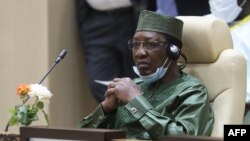 Le président tchadien Idriss Deby assiste à une séance de travail du sommet du G5 Sahel le 30 juin 2020 à Nouakchott.