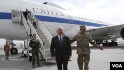 Menteri Pertahanan AS Robert Gates disambut oleh komandan pasukan NATO di Afghanistan, Jenderal David Petraeus di bandara Kabul (4/6).