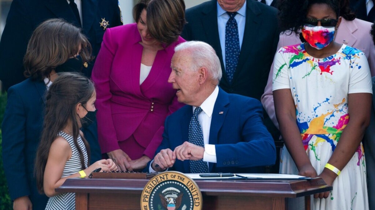 Biden Signs Bill Awarding Medals To US Capitol Riot Responders