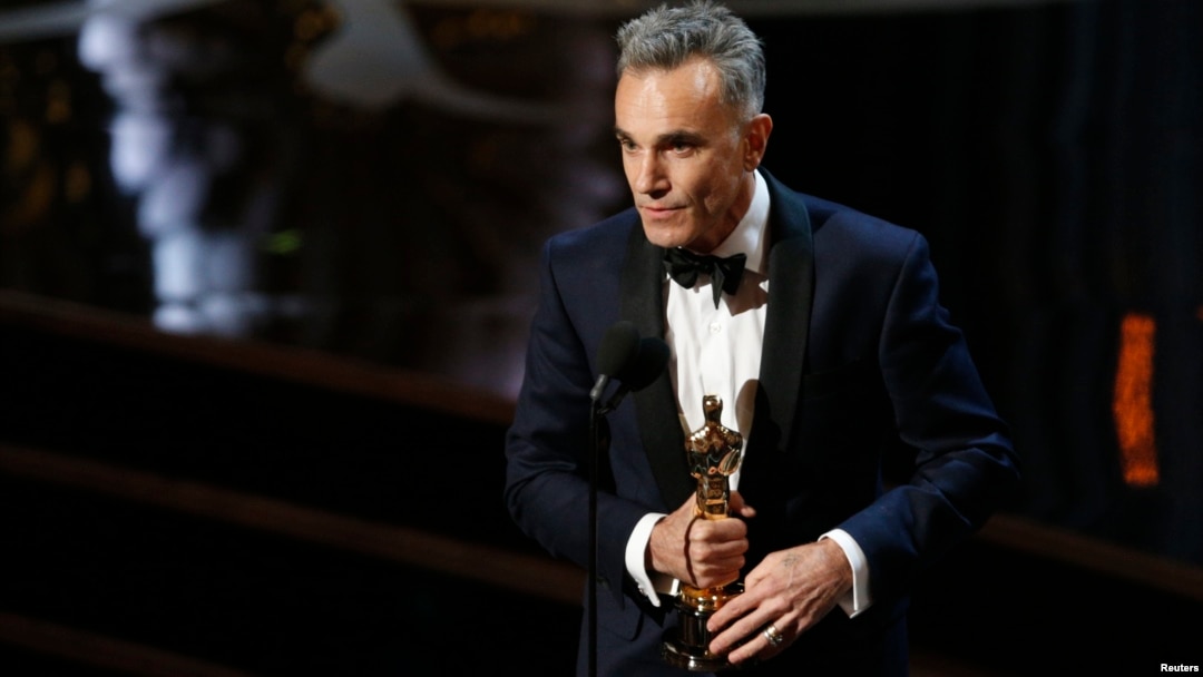 Daniel Day Lewis menerima penghargaan sebagai aktor terbaik untuk perannya dalam "Lincoln" dalam Academy Awards ke-85 di Los Angeles (24/2). (Reuters/Mario Anzuoni)