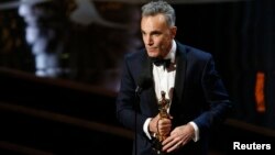 Daniel Day Lewis menerima penghargaan sebagai aktor terbaik untuk perannya dalam "Lincoln" dalam Academy Awards ke-85 di Los Angeles (24/2). (Reuters/Mario Anzuoni)